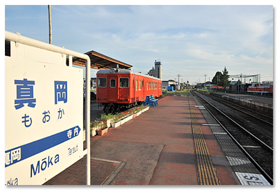 ＜真岡駅構内には国鉄時代の車両が保存されている＞※今はSL展示館の工事中で状況が変わっている模様。