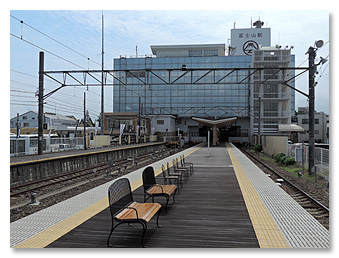 ＜富士山駅のプラットホームと駅ビル　2013年7月撮影＞