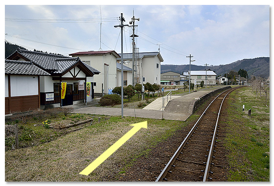 〈鮎川駅　2014年4月　列車後方から撮影〉