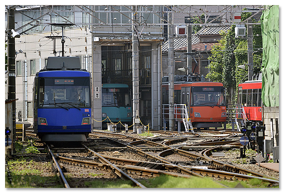 〈上町駅　2014年5月　踏切から撮影〉