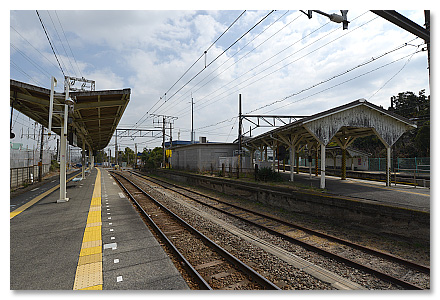＜浅野駅　左が本線のホーム、右手が海芝浦支線ホーム＞