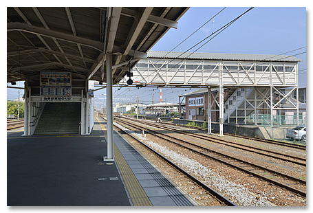 ＜JR吉原駅から見た岳南電車との連絡用跨線橋 2013年7月撮影＞