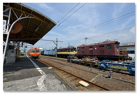 岳南富士岡駅構内に展示中の電気機関車と貨車 2013年7月撮影