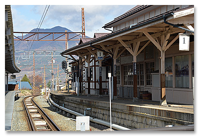 ＜右：旧湯田中駅舎　左：現、湯田中駅　2013年11月撮影＞