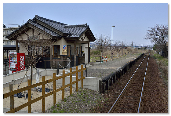 〈薬師堂駅　2014年4月　列車後方から撮影〉