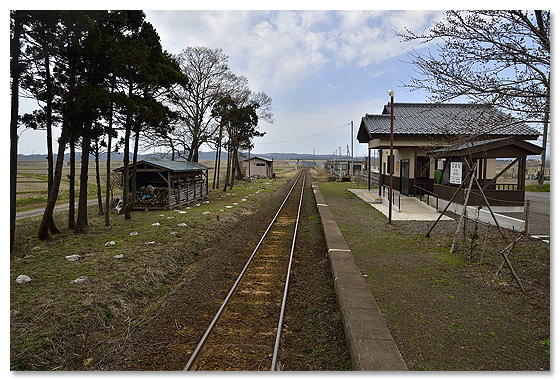 〈子吉駅　2014年4月　列車後方から撮影〉