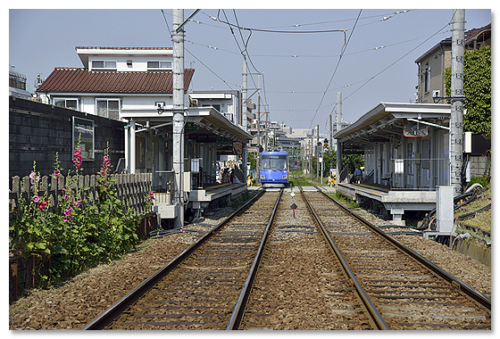 〈世田谷駅　2014年5月　踏切から撮影〉